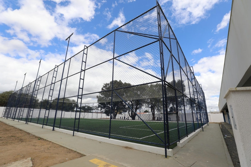 Com investimento que ultrapassa R$ 60 milhões, governador entrega e autoriza obras para a educação em Feira de Santana