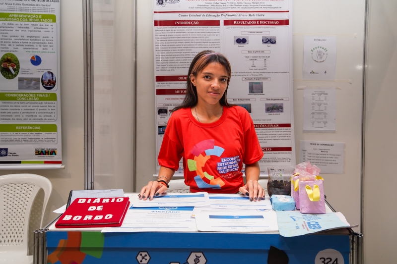 Alunas da escola pública usam sementes de melão e melancia para criar papel