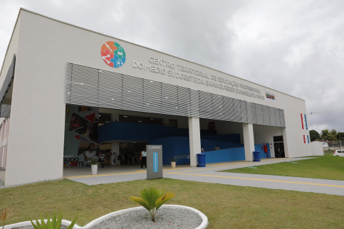 Jerônimo inaugura novo CEEP e participa de entregas e autorizações de obras em Itororó