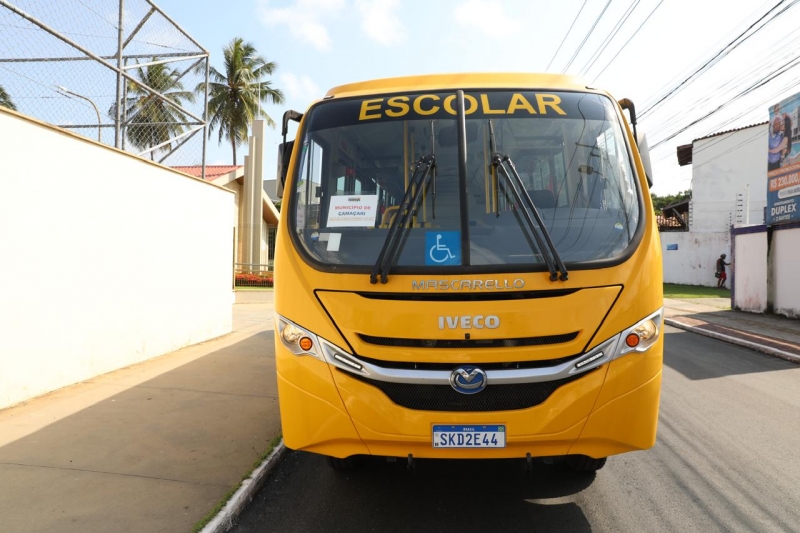 Em Camaçari, Governo do Estado beneficia estudantes de Vila de Abrantes com novo ônibus escolar