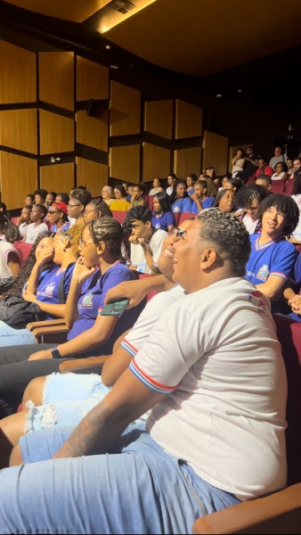 Estudantes do Colégio Estadual Mário Costa Neto assistem ao filme "Tudo Que Você Precisa é Amor" no Cineteatro 2 de Julho