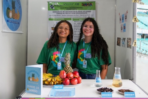Estudantes de Camaçari utilizam cascas de frutas para tratar água contaminada