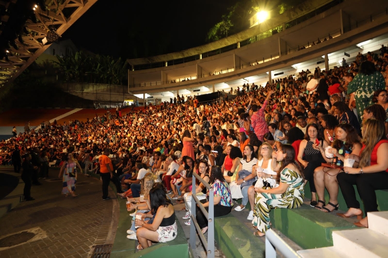 Gargalhadas e interação marcam noite em comemoração do Mês do Professor