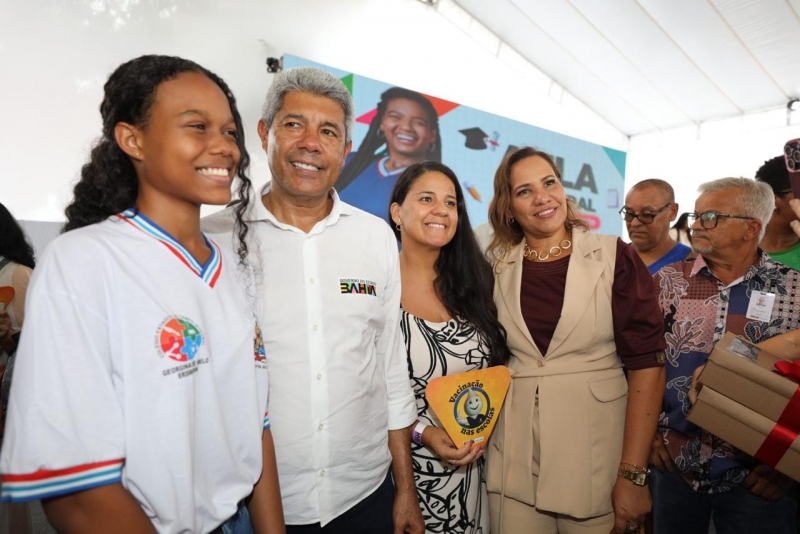 Investimento em novas escolas deve ultrapassar R$ 1 bilhão, anuncia governador em abertura do ano letivo