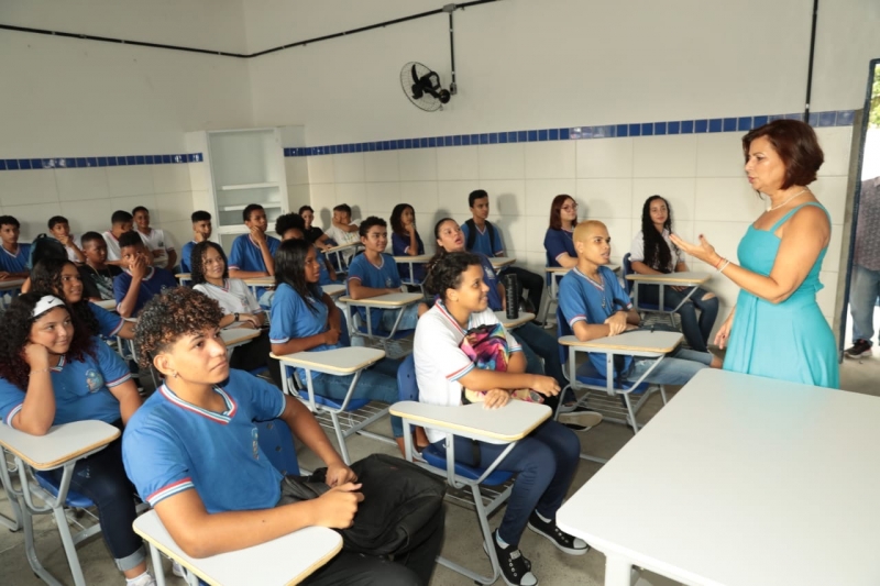Investimento em novas escolas deve ultrapassar R$ 1 bilhão, anuncia governador em abertura do ano letivo