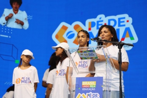 Mãe de estudantes destaca impacto de programas de assistência estudantil