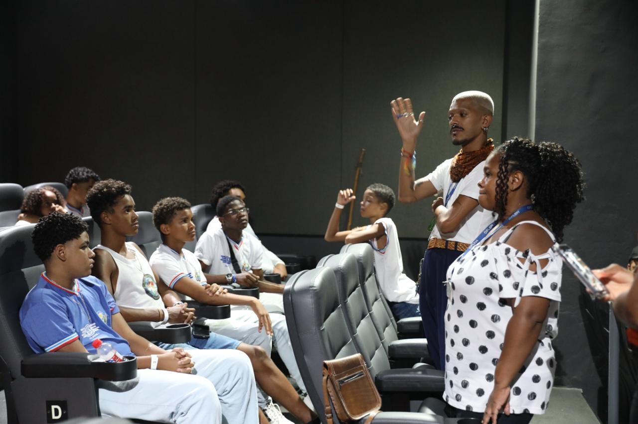 Estudantes de escolas públicas conhecem espaços culturais durante as férias