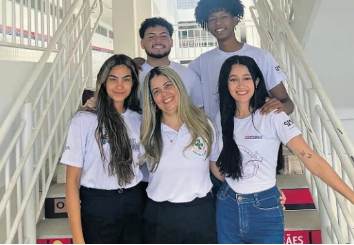 Estudantes de Araci utilizam amoreira para desenvolver absorventes biodegradáveis