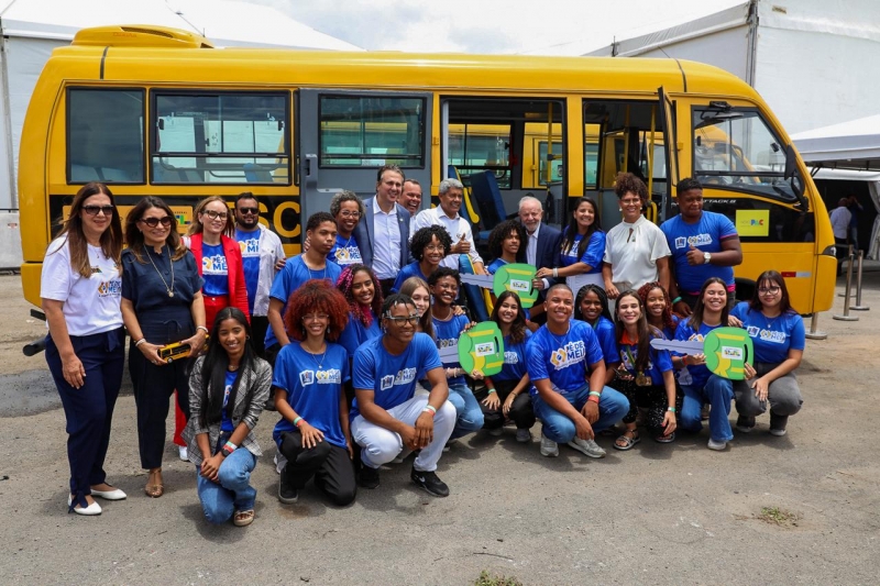 Em evento com 10 mil estudantes, Lula anuncia na Bahia expansão do Programa Pé-de-Meia