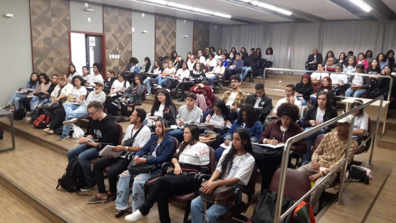 Mais de 10 mil estudantes da rede estadual participam de aulão do Enem nesta quinta-feira (17), em Salvador