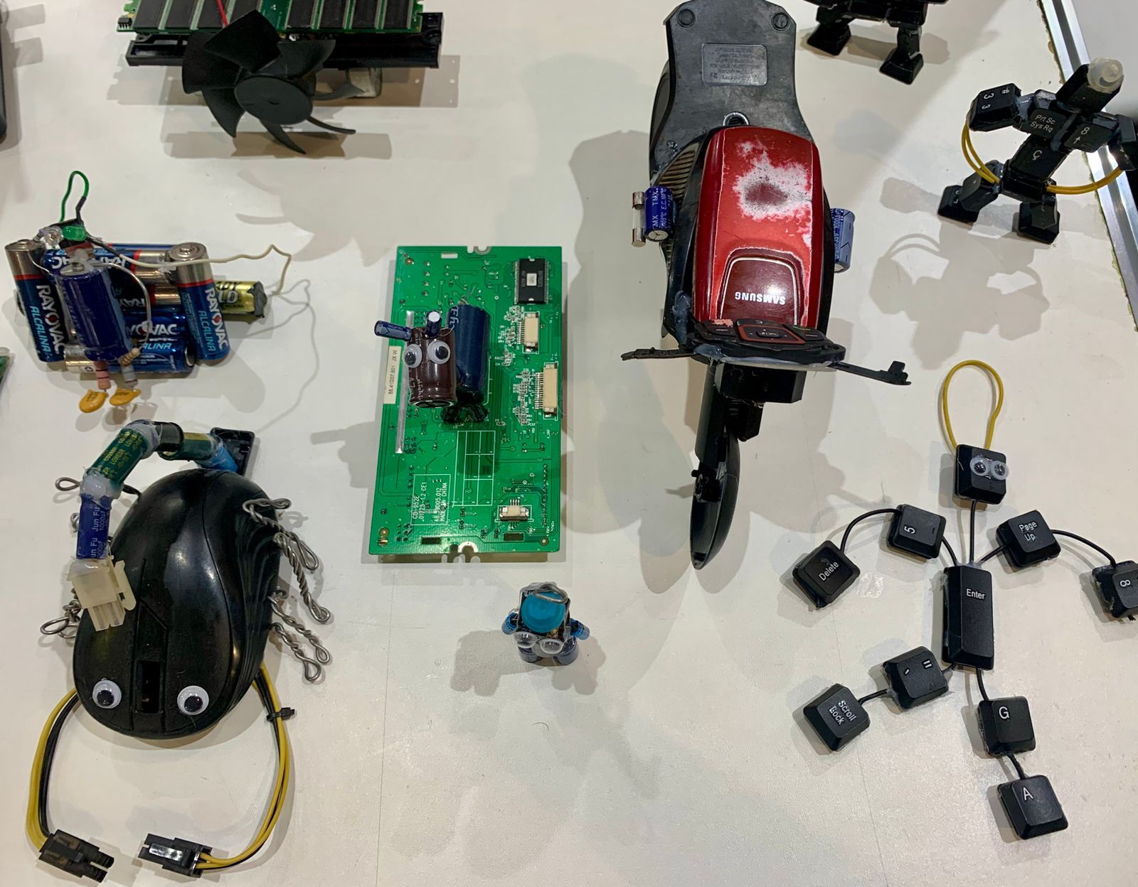 Estudantes criam brinquedos educativos a partir de resíduos eletrônicos