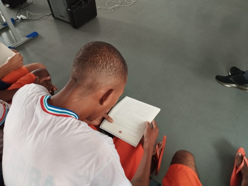 Estudantes privados de liberdade lançam coletânea de poemas sobre experiência no cárcere