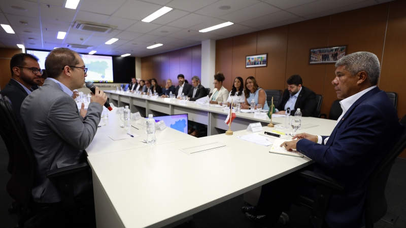 Governador discute com os prefeitos demandas de Teixeira de Freitas, Carinhanha, Cabrália e Sítio do Mato