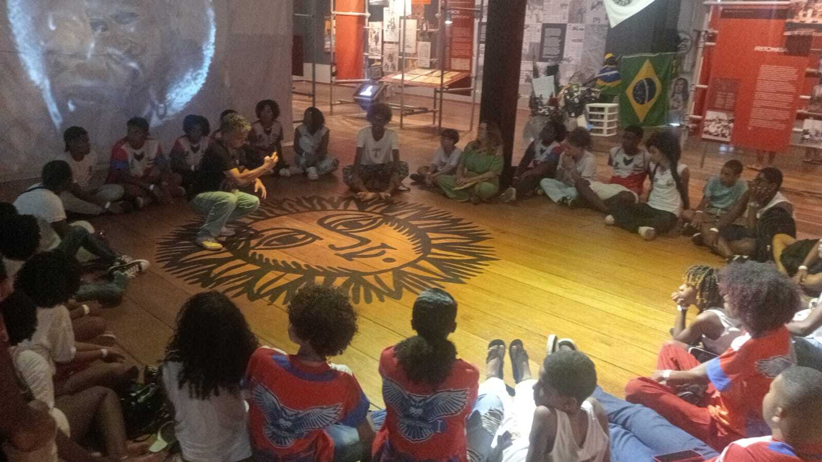 Estudantes de escolas públicas conhecem espaços culturais durante as férias