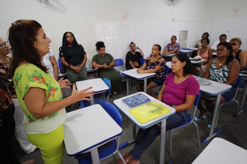 SEC promove diálogo em escola sobre atendimento a estudantes PCDs
