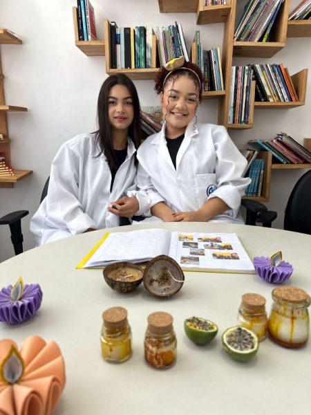 Estudantes de Santa Bárbara utilizam maracujá do mato para criar velas aromáticas