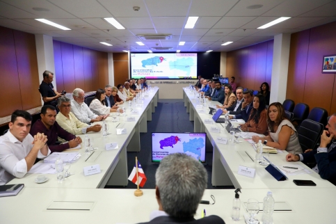 Governador anuncia ações emergenciais e investimentos para a Educação em reuniões com novos prefeitos