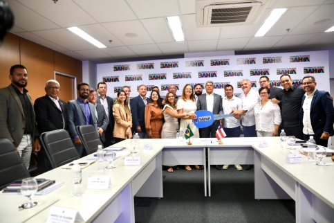 Governador anuncia ações emergenciais e investimentos para a Educação em reuniões com novos prefeitos