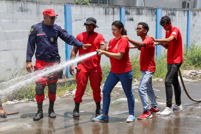 Estudantes de Camaçari recebem treinamento em primeiros socorros e combate a incêndios