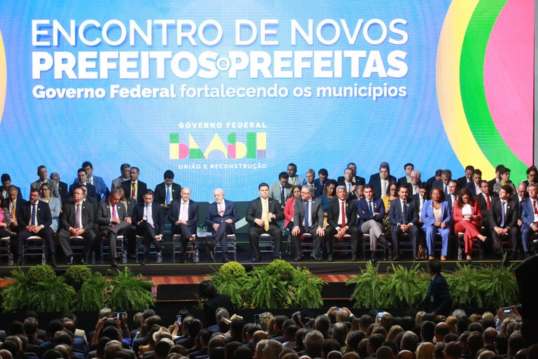 Educação marca presença na abertura do Encontro de Prefeitos