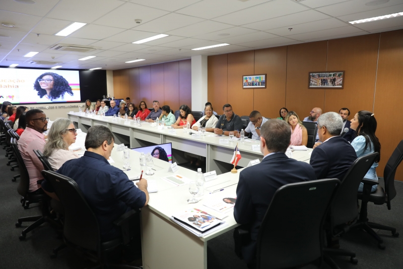 Governador, secretária da Educação e gestores dos NTEs alinham estratégias para o ano letivo de 2025