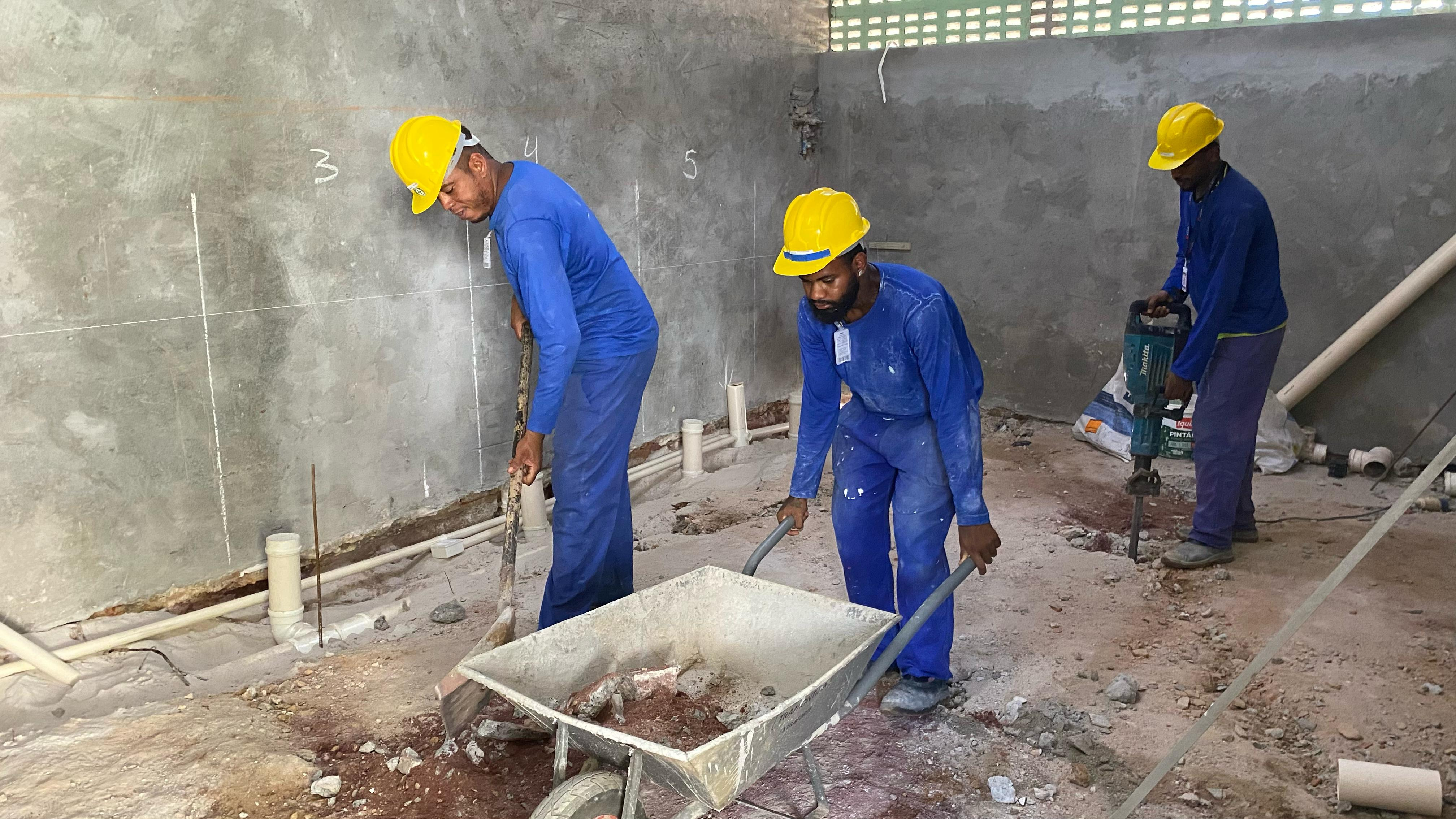 Obras de construção e revitalização de escolas estaduais impulsionam geração de empregos e movimentam economia na capital e no interior da Bahia