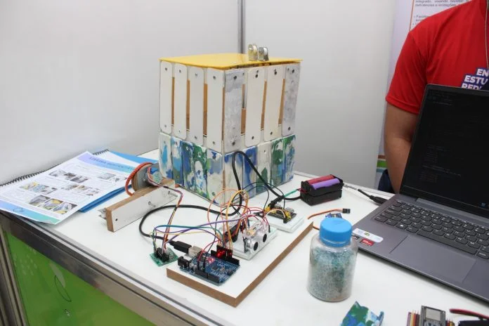 Estudantes de Santo Antônio de Jesus desenvolvem lixeira inteligente para pessoas com deficiência
