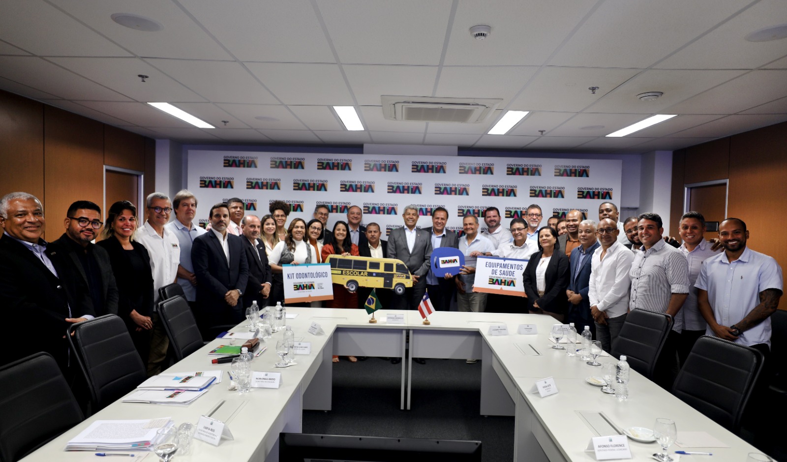 Em reunião com prefeito de Pojuca, Jerônimo entrega ônibus escolar, ambulância e kits de saúde para o município