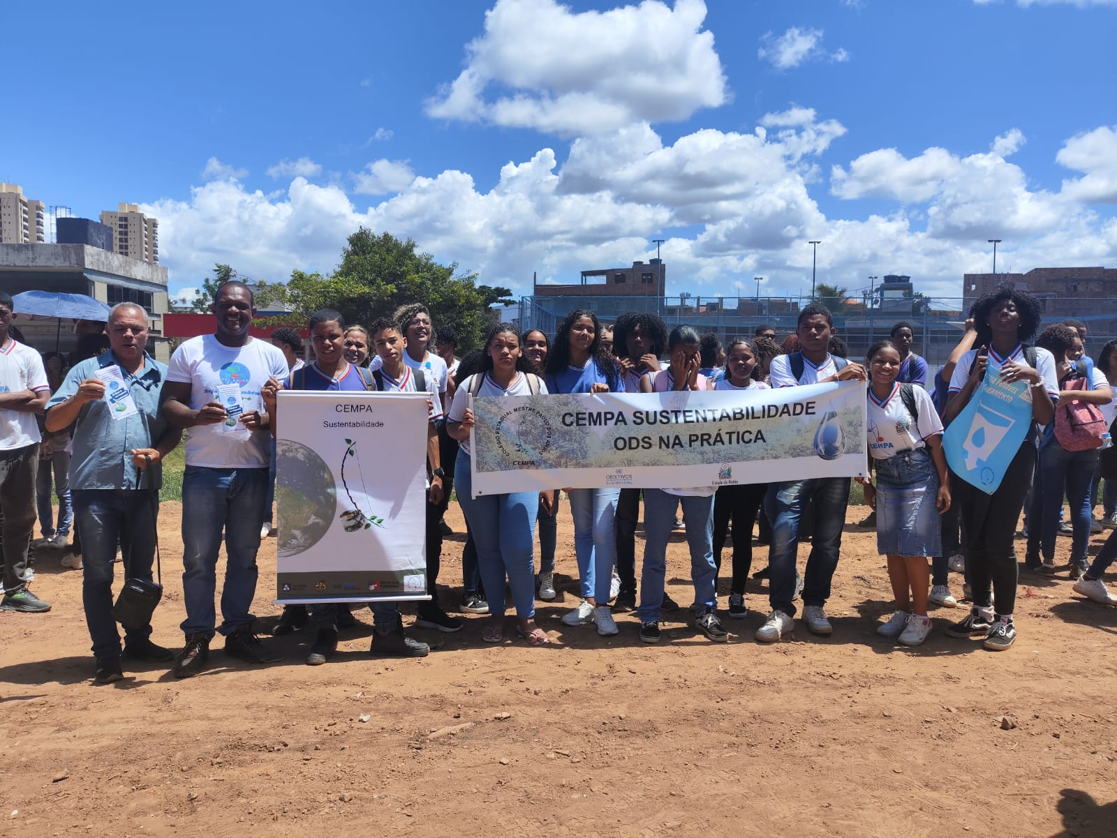 Estudantes protagonizam abraço coletivo ao Rio Mangabeira
