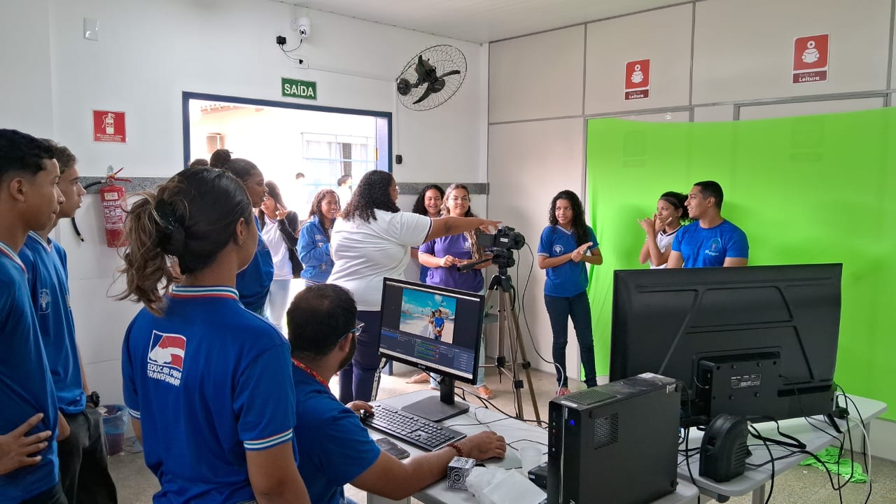 Aula de fotografia com estudantes em sala de aula