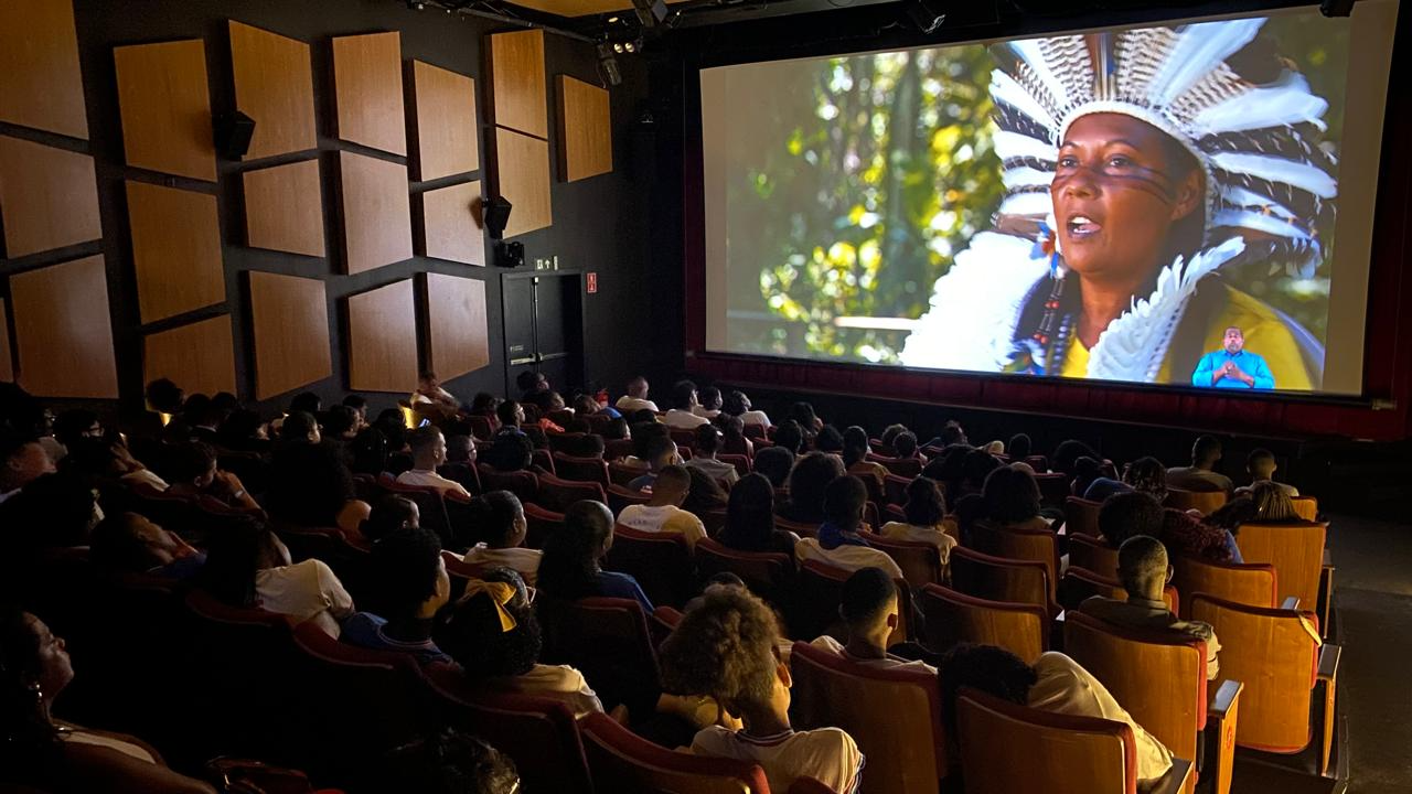 Estudantes da rede estadual assistem a filme baiano sobre educadores indígenas no Cineteatro 2 de Julho, em Salvador