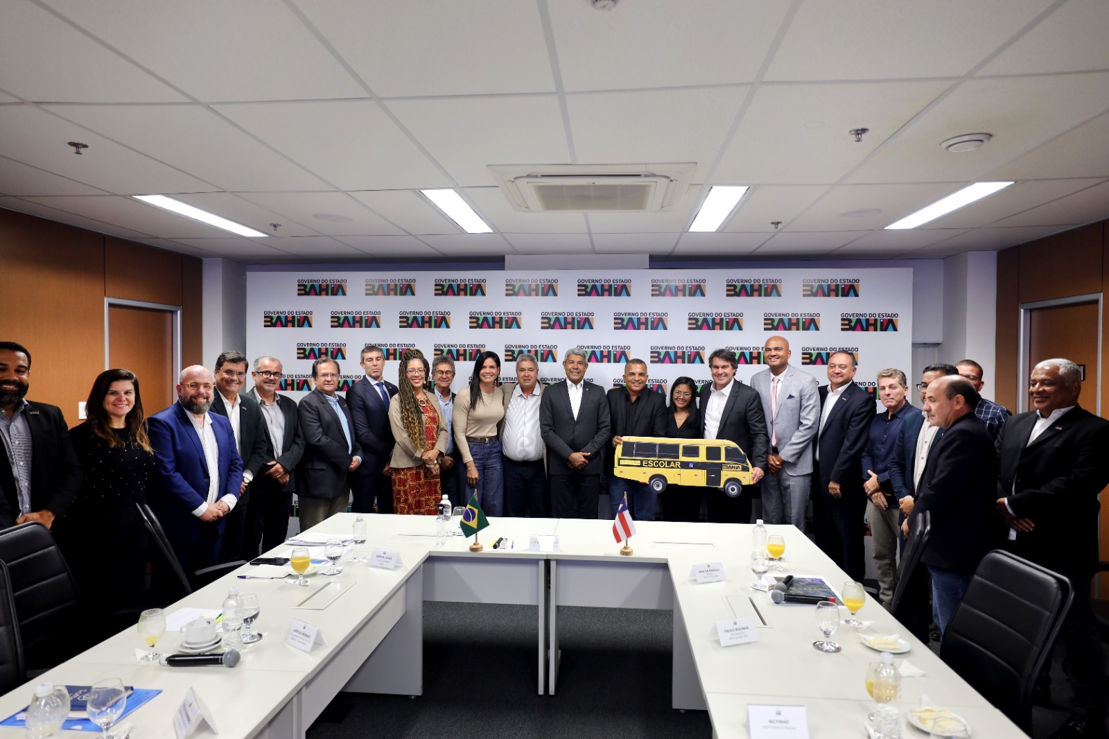 Governo do Estado anuncia novos investimentos e entrega ônibus escolar para Mata de São João