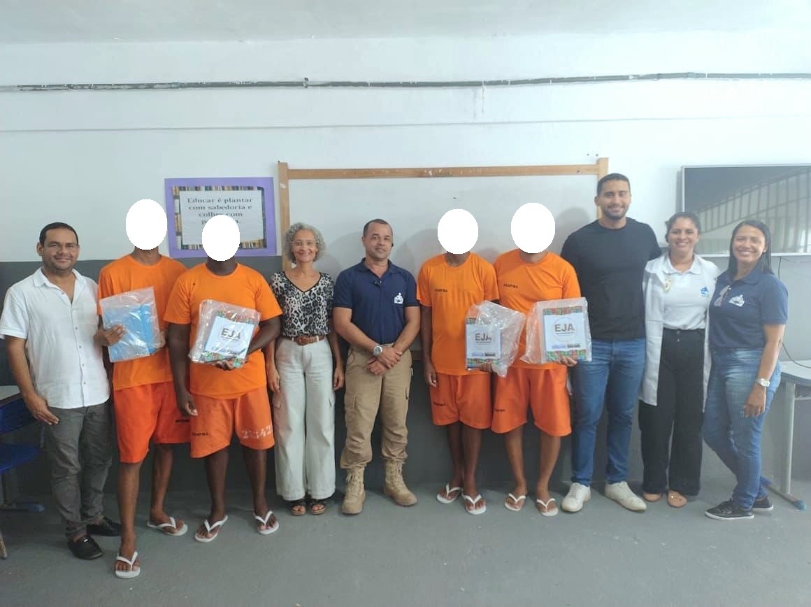 Turma da Educação de Jovens e Adultos (EJA) do Conjunto Penal de Valença recebe kit-escola e dialoga com equipe do NTE 6