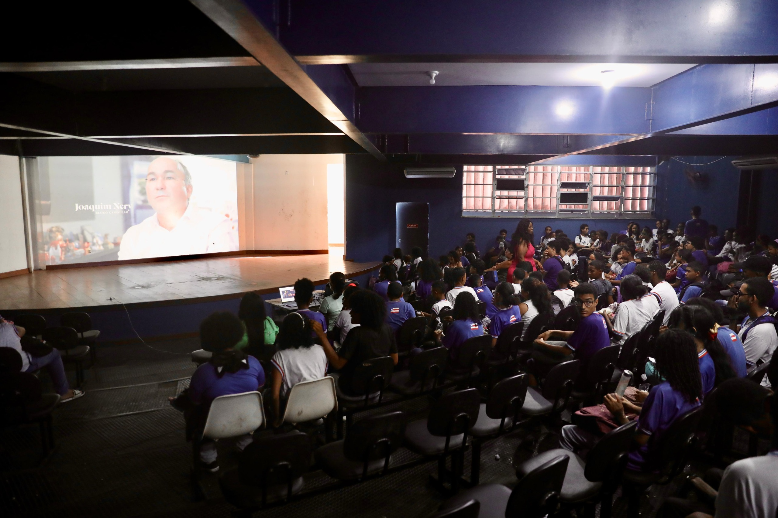 Escolas estaduais participam de sessão de cinema em comemoração ao aniversário de Salvador