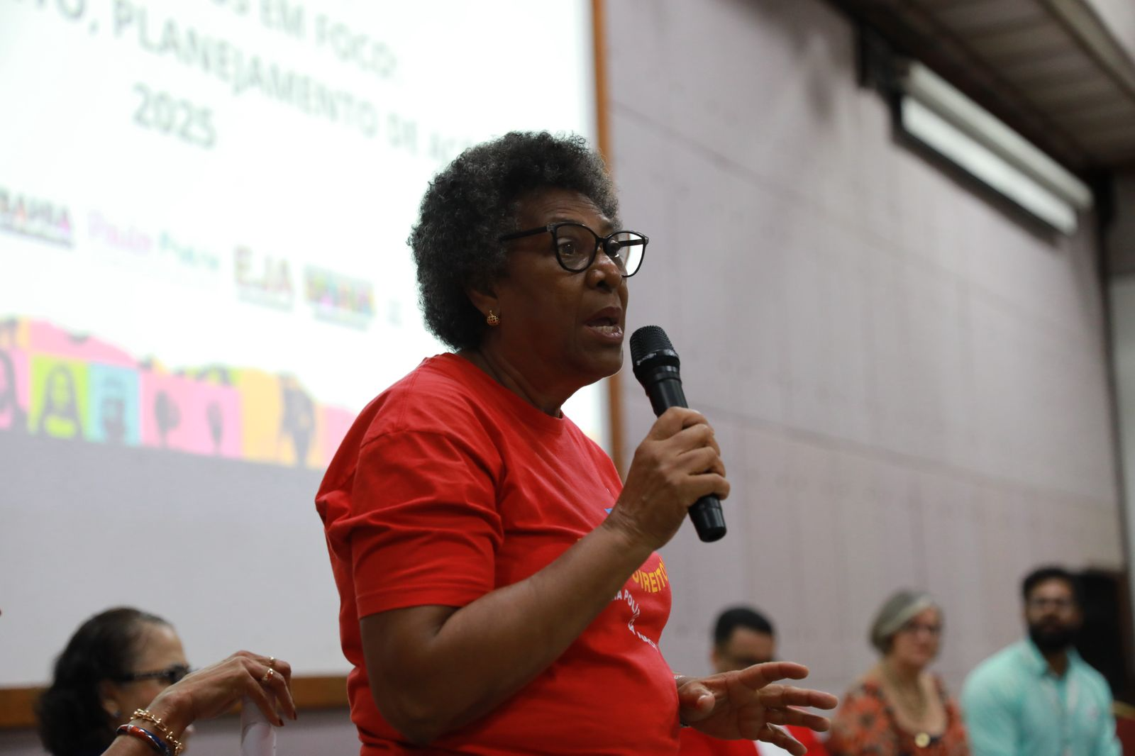 Bahia debate estratégias para fortalecer alfabetização de jovens, adultos e idosos