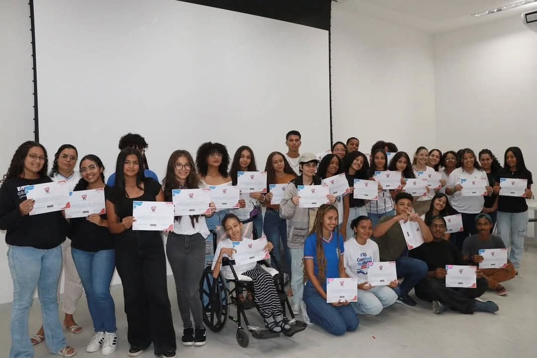 Líderes estudantis eleitos do Colégio Estadual Dr. Roberto Santos, em Poções, são certificados