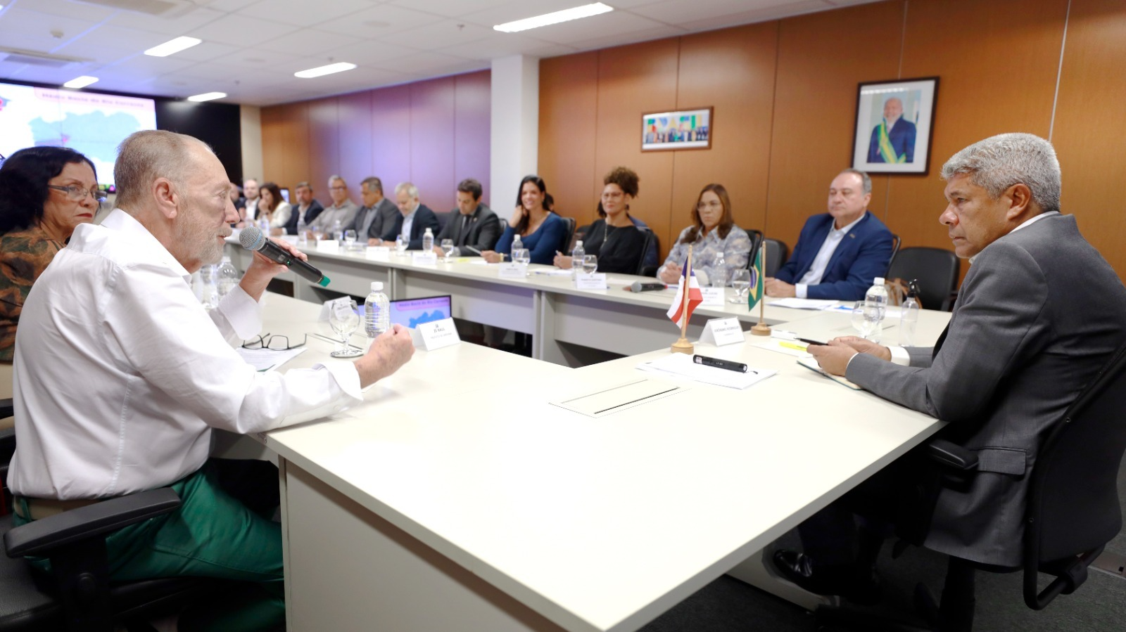 Governador se reúne com prefeito de Santana e entrega ônibus escolar e equipamentos para a saúde