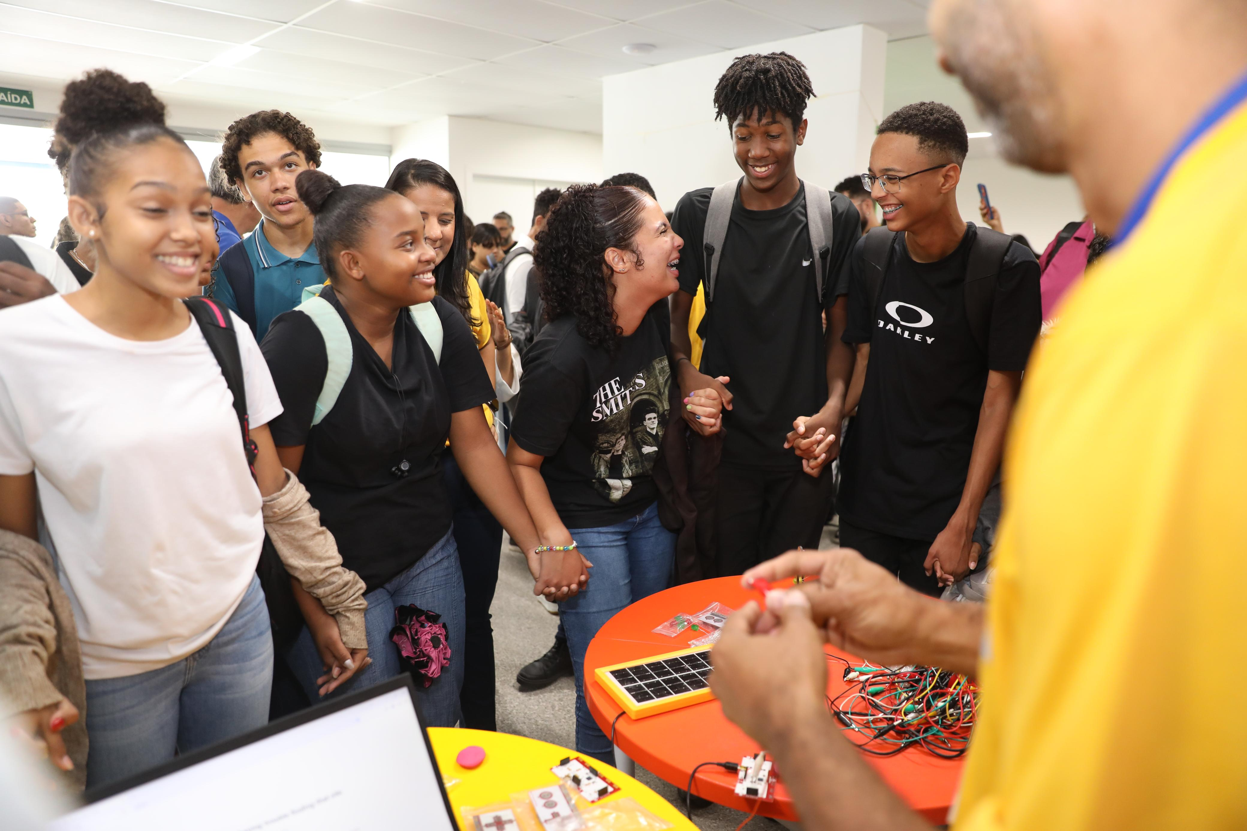 A revolução começa no laboratório: professores participam da formação “Vamos pro LAB!”