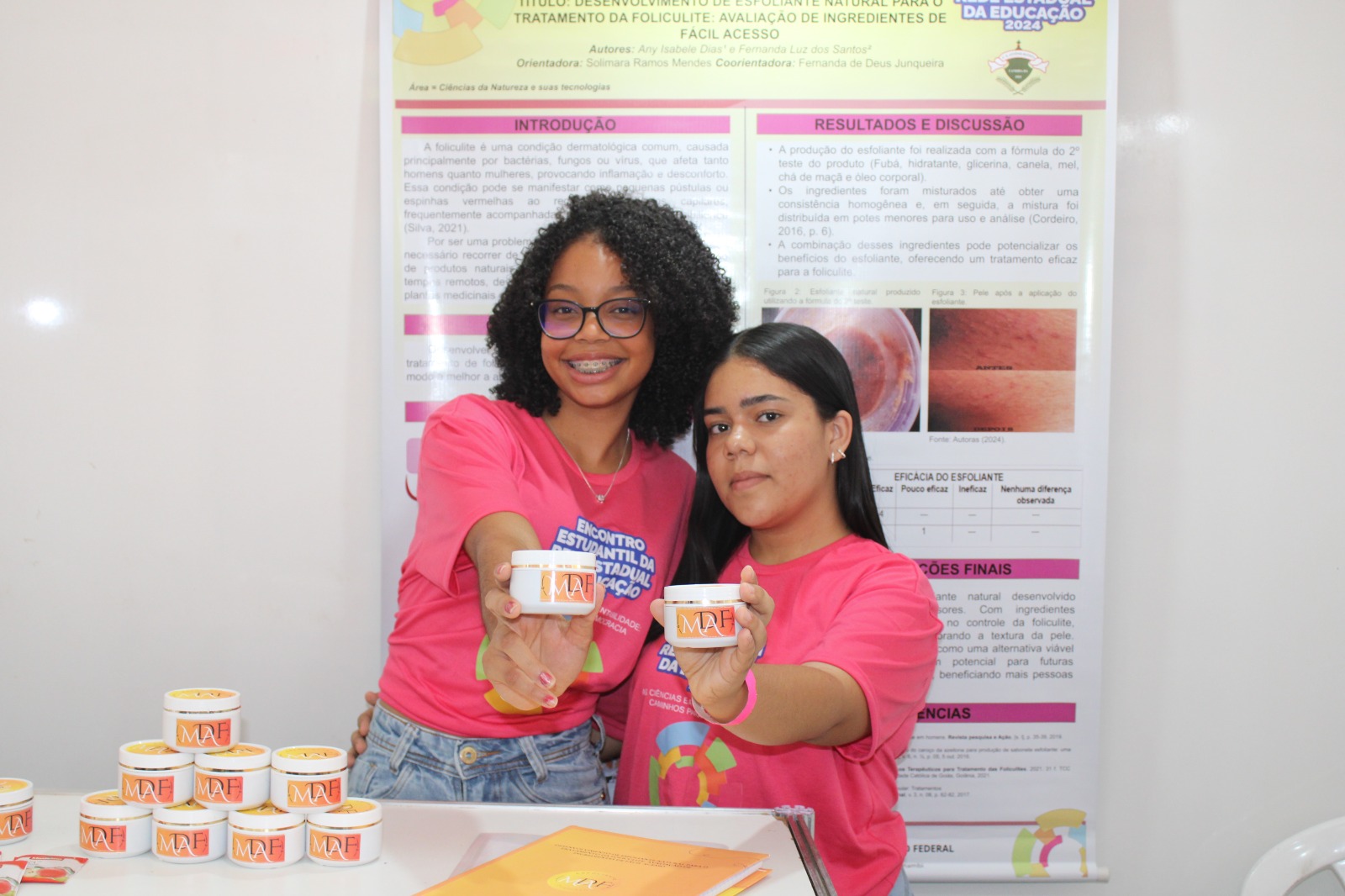 Estudantes desenvolvem esfoliante natural para auxiliar no tratamento da foliculite