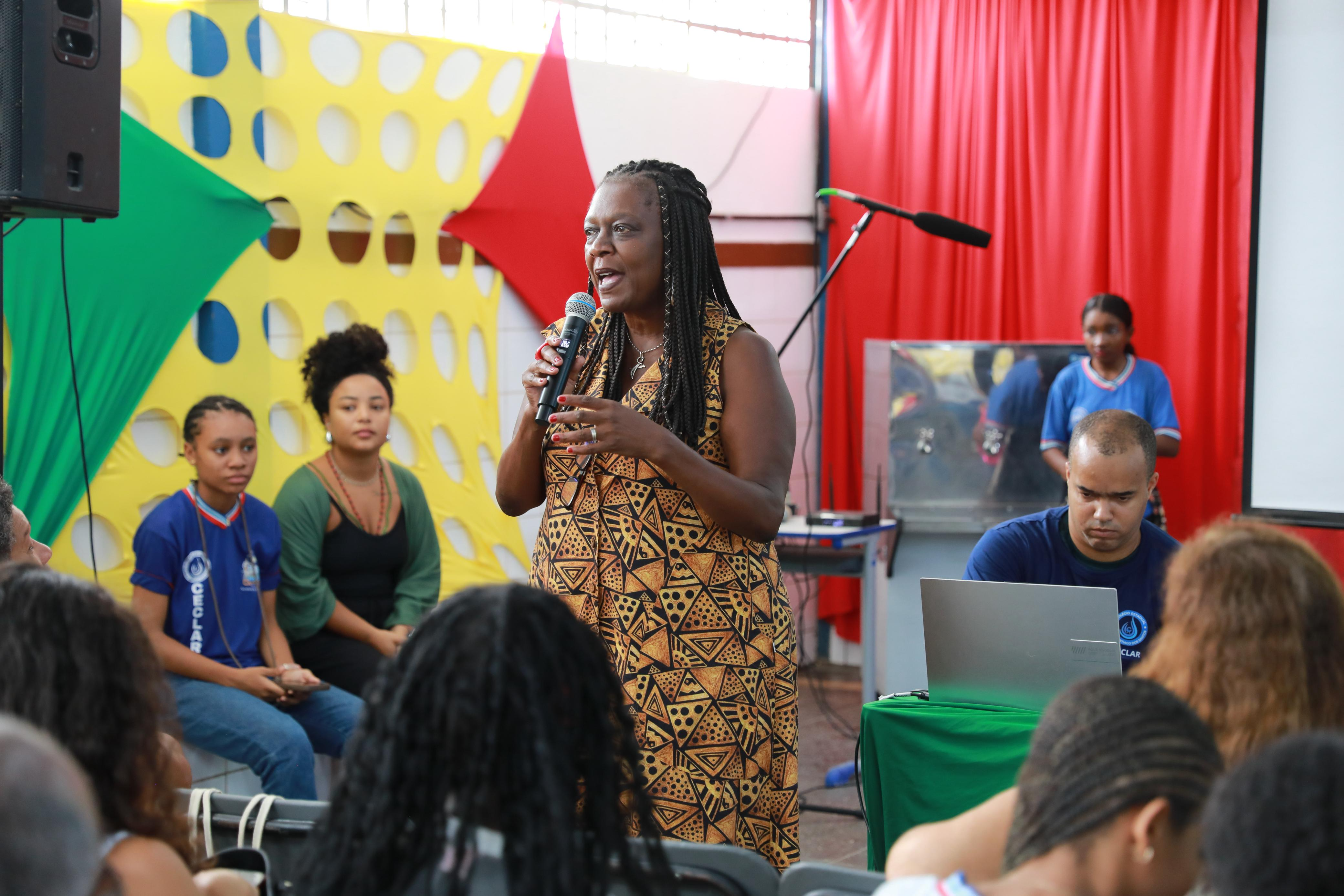 Autoafirmação racial é tema de debate entre alunos do Colégio Estadual Clarice Santiago e consultora da ONU