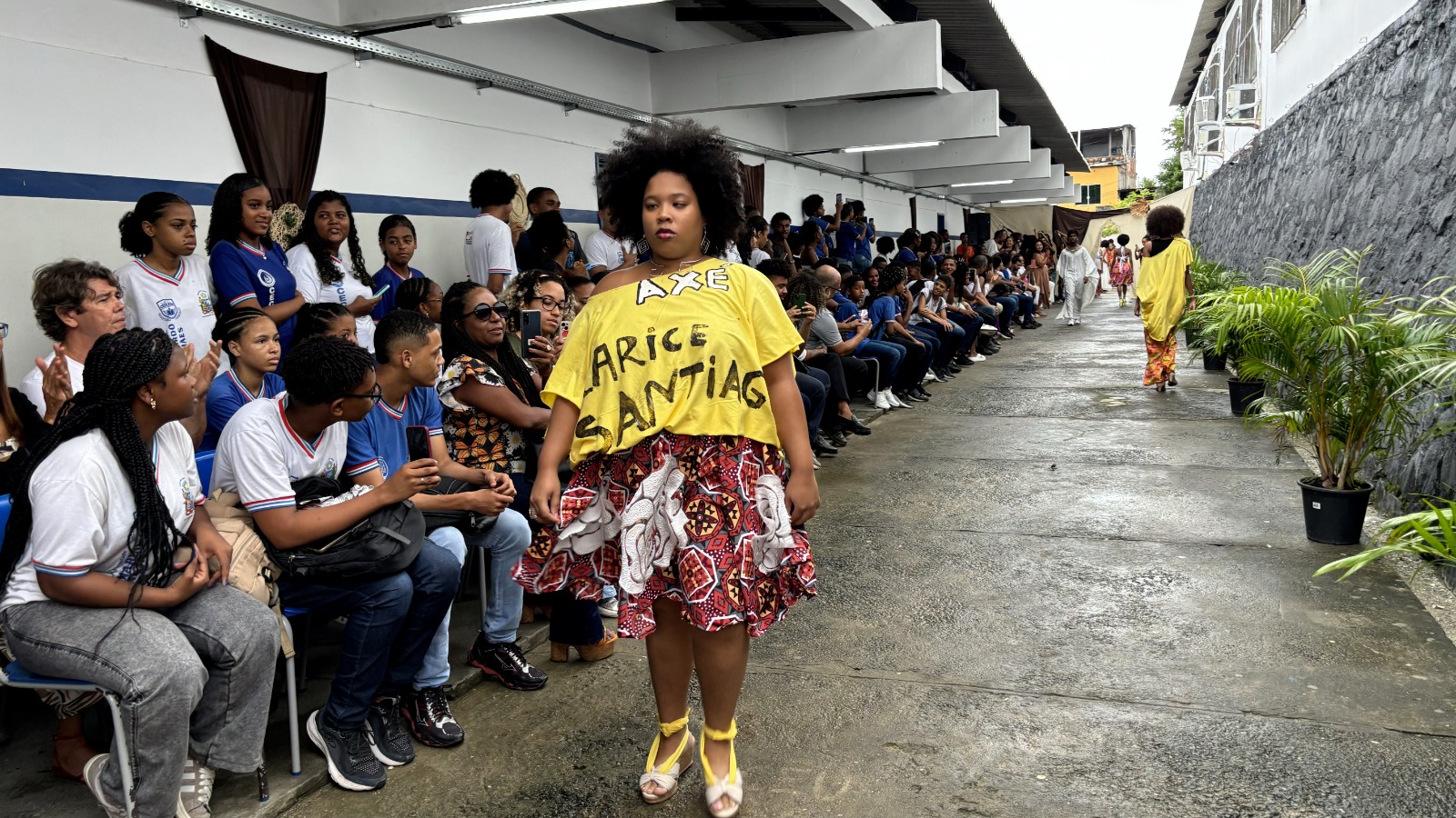 Desfile apresenta peças autorais de moda afro feita por estudantes