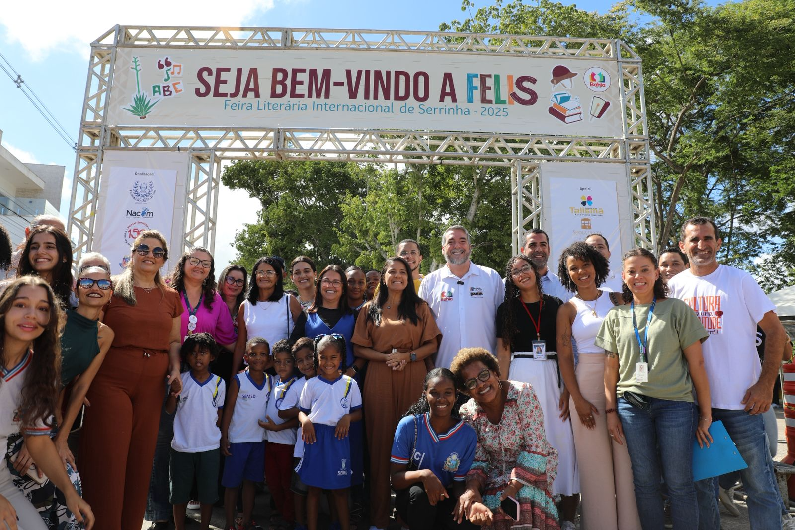 Estudantes da rede estadual são protagonistas na Feira Literária Internacional de Serrinha