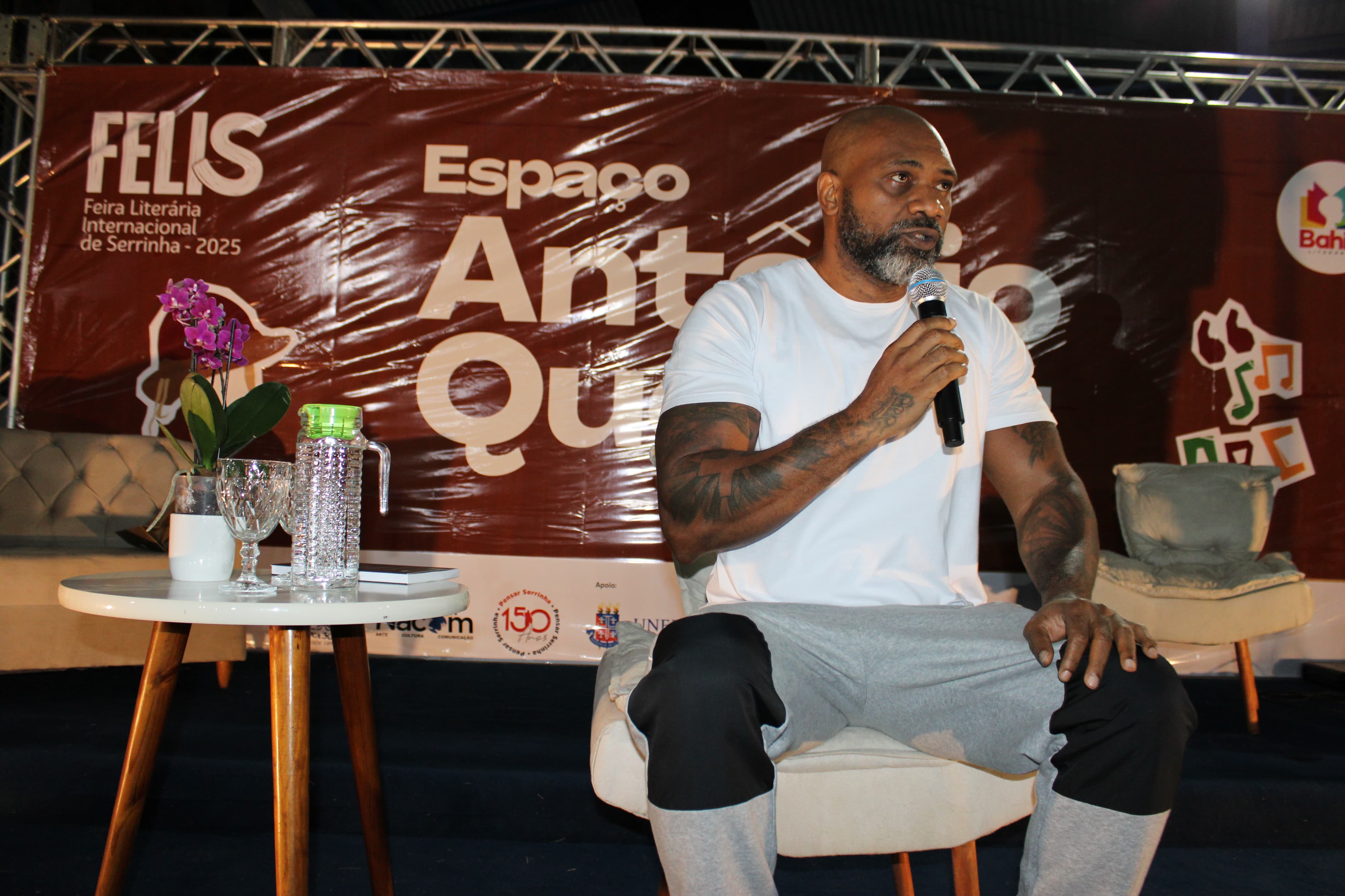 Abertura da II Feira Literária Internacional de Serrinha atrai grande público com participação do rapper e escritor MV Bill