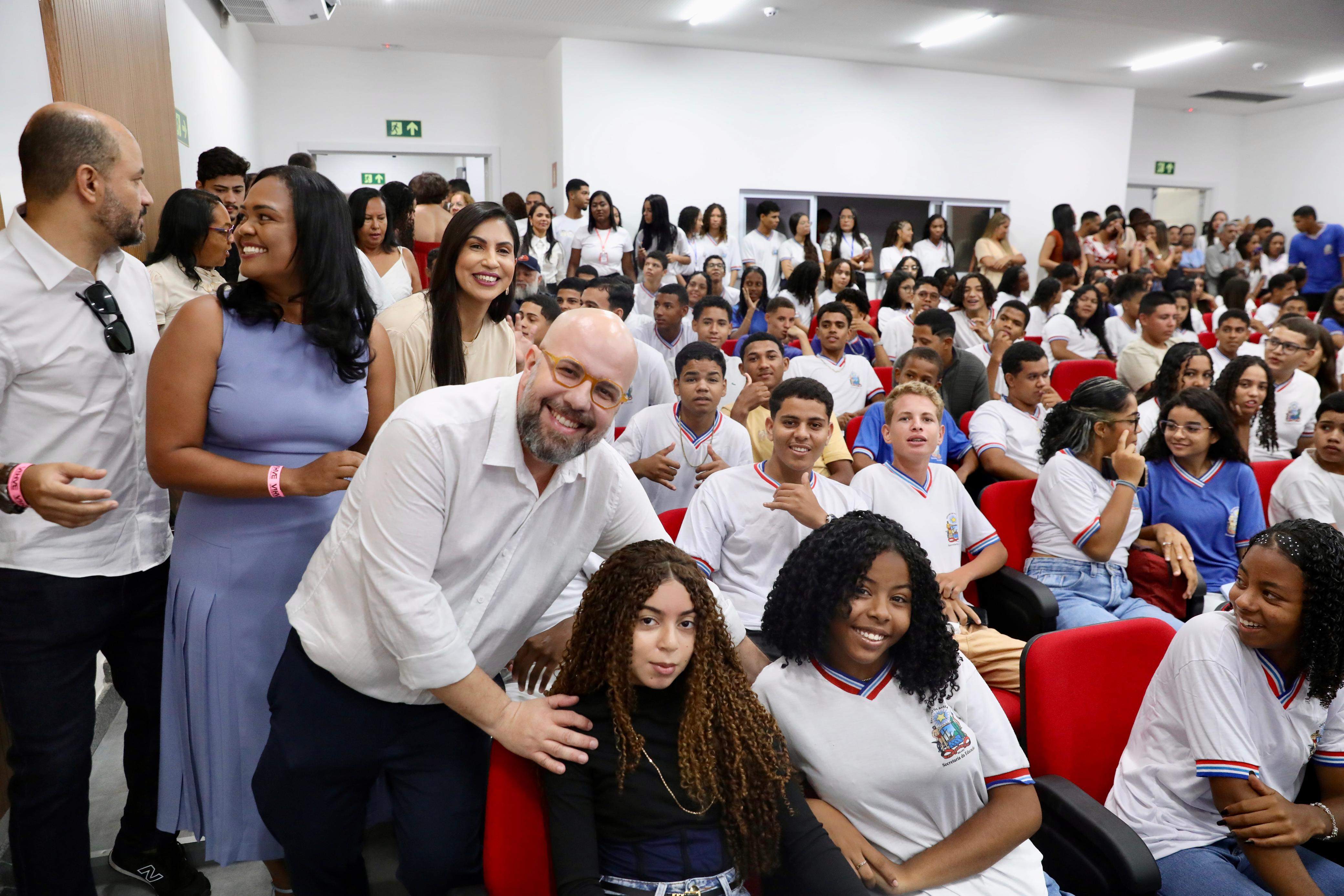 Educação e infraestrutura transformam América Dourada: Governo do Estado entrega nova escola de tempo integral e obras viárias