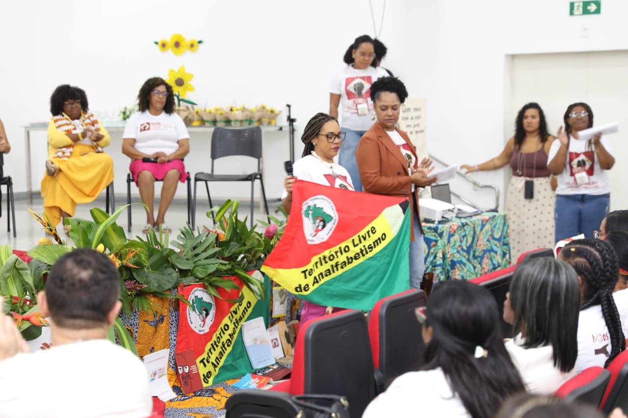 SEC debate estratégias para promover a alfabetização de jovens e adultos nas periferias urbanas