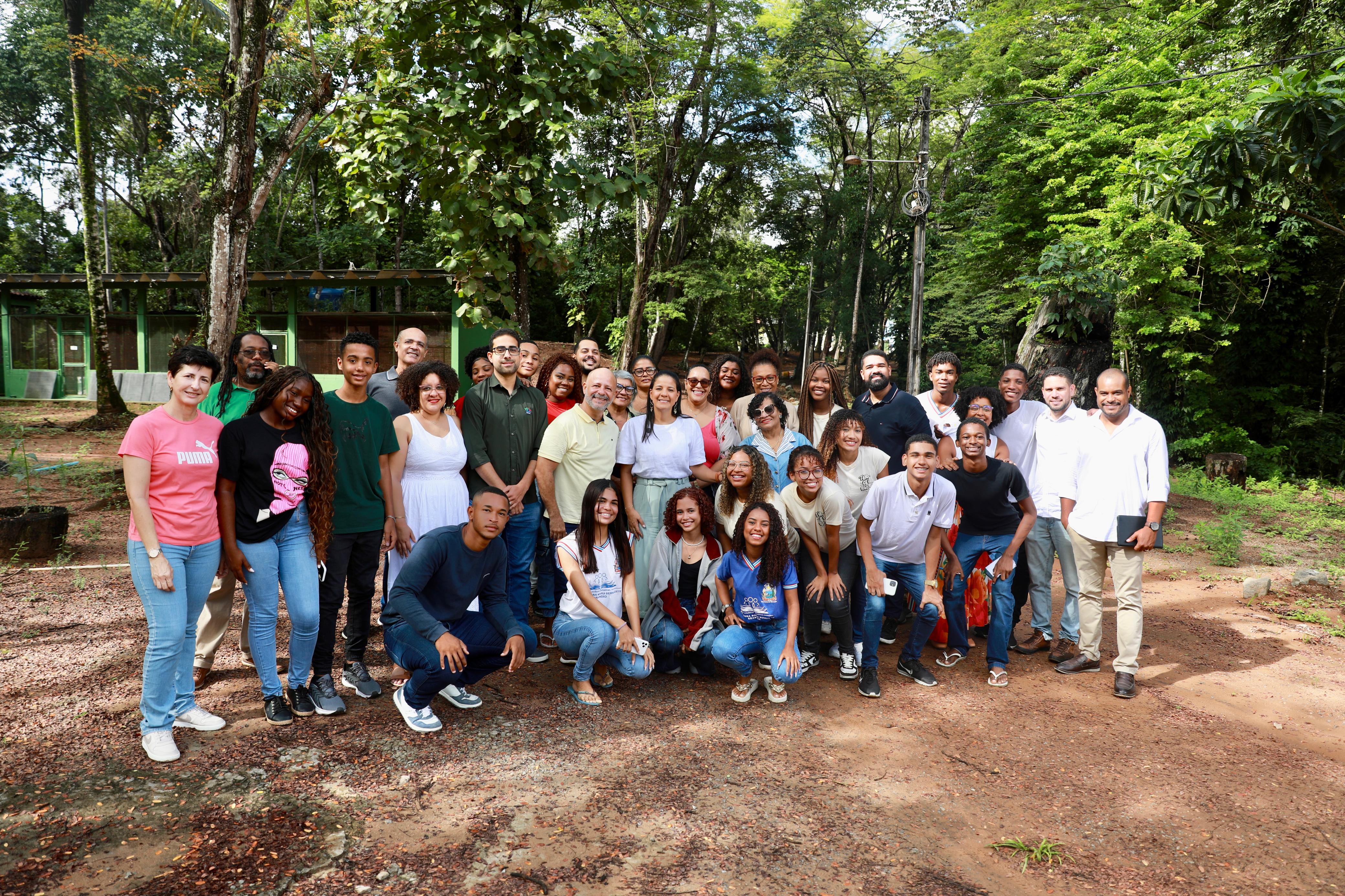 Comunidade conhece área da nova sede do Colégio Estadual Maria Bernadete, na Estrada de Barreiras, em Salvador