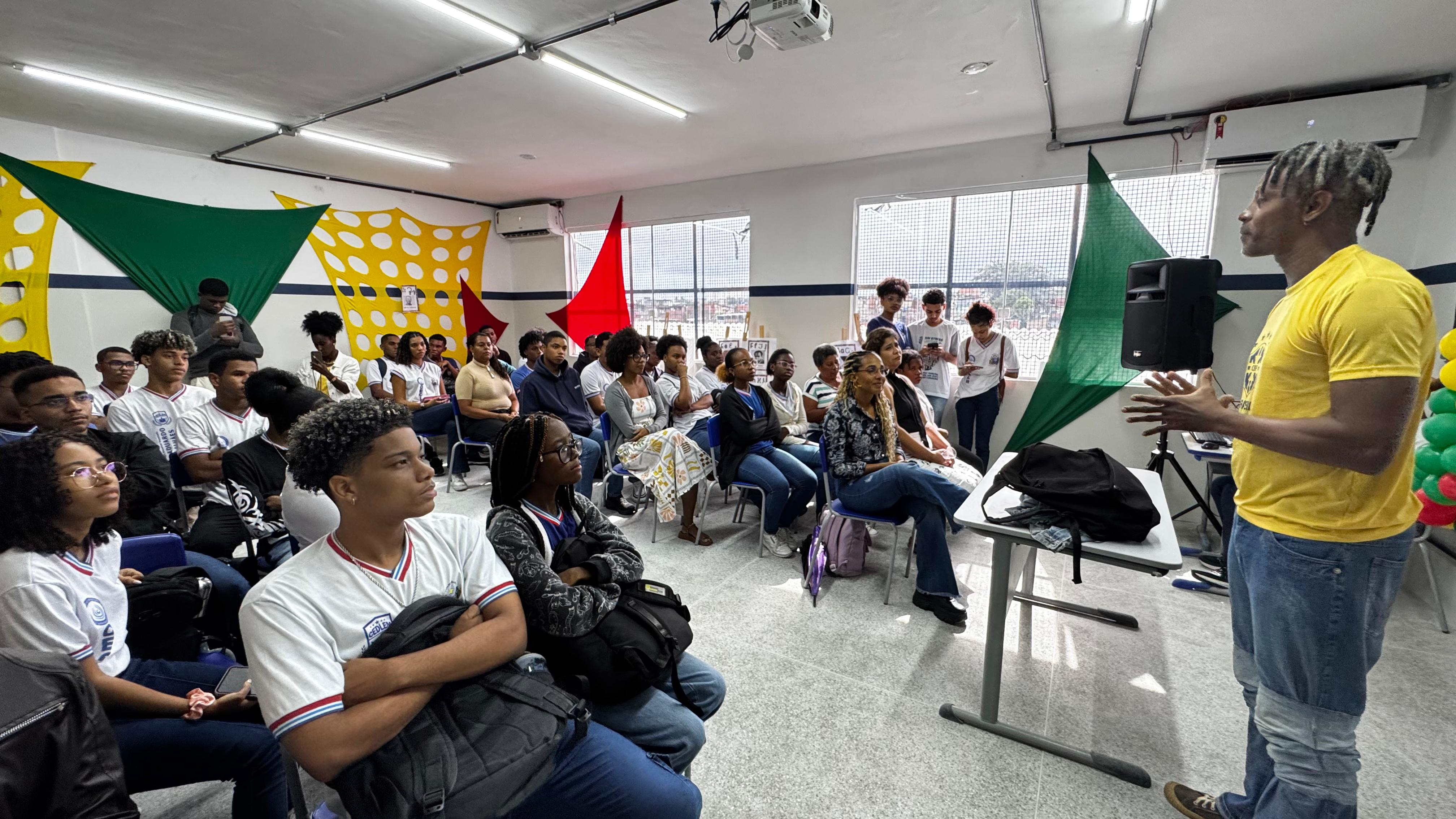 Colégio Clarice Santiago promove mês de ações voltadas à educação antirracista e proteção da infância