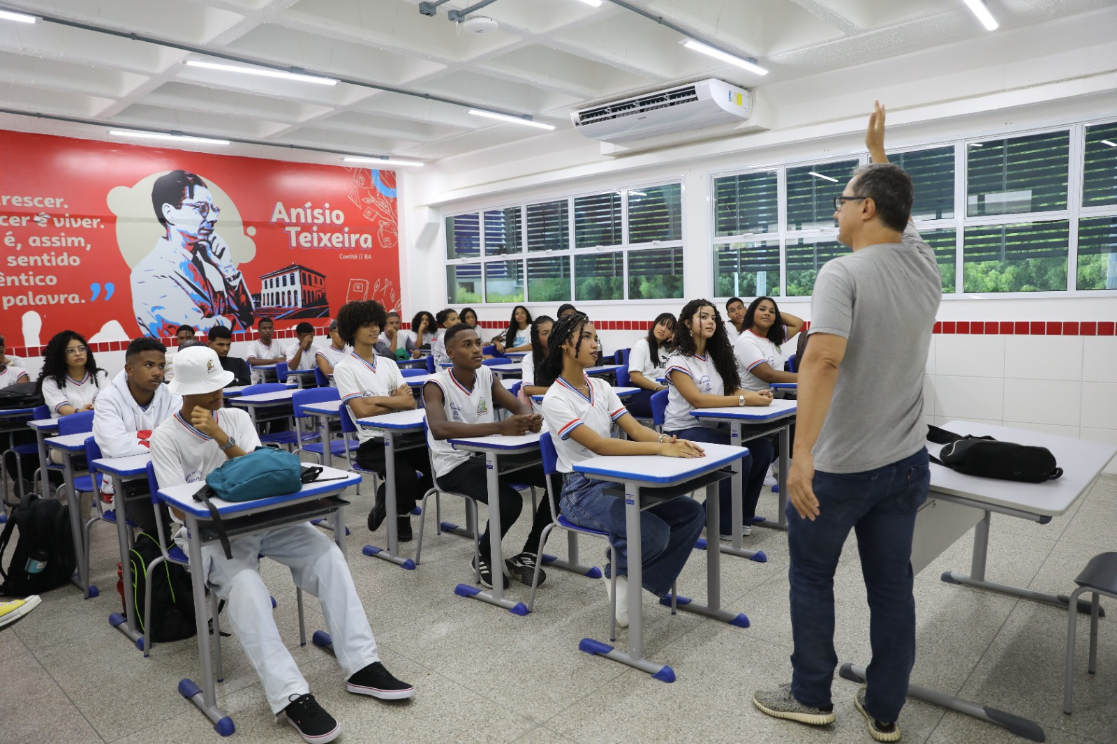Bahia alcança liderança nacional em taxa de escolarização entre adolescentes