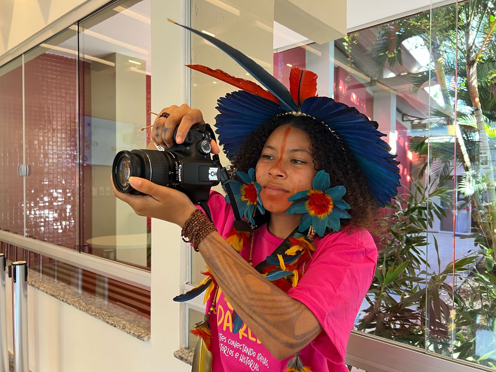 Indígena com câmera fotográfica