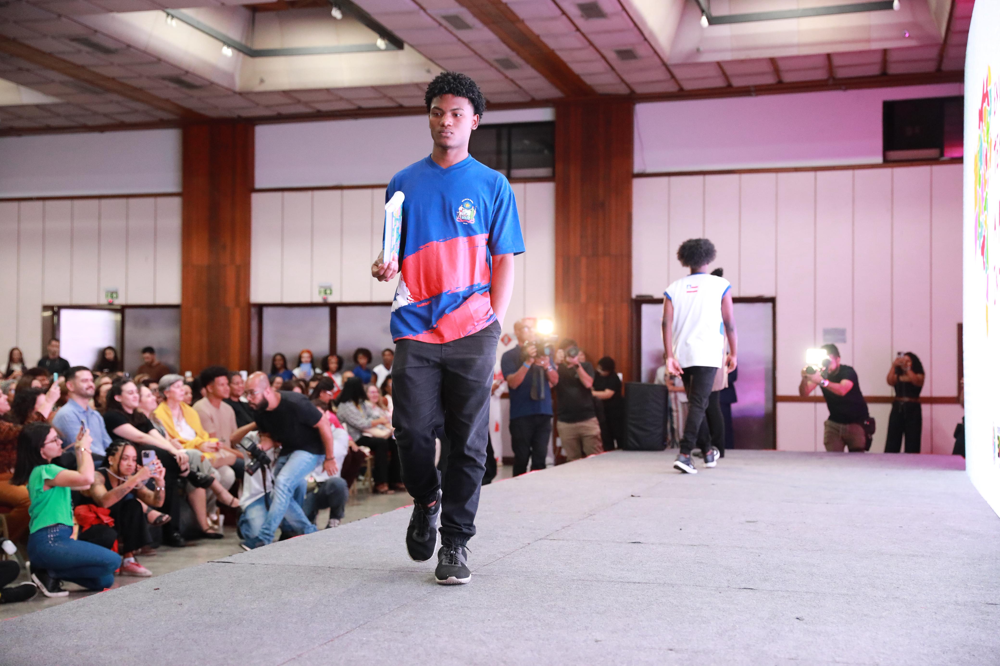 Governo da Bahia lança nova farda escolar e promove formação para gestores sobre Educação Integral 